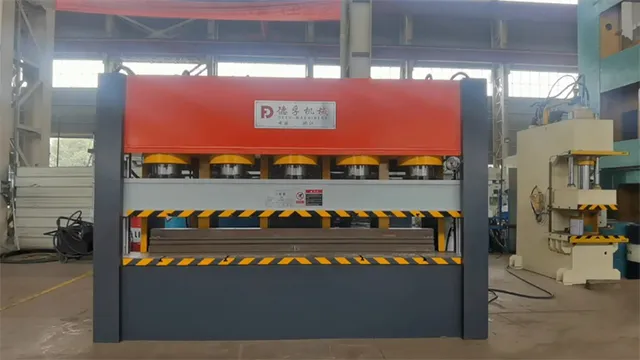 Máy Dập Nổi Cửa Kim Loại Thủy Lực